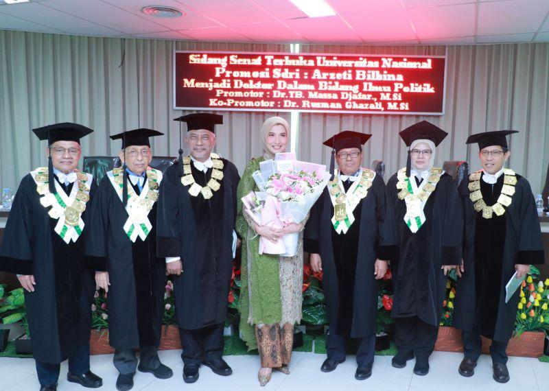 Read more about the article Anggota DPR RI Komisi IX Arzeti Bilbina Raih Gelar Doktor Bidang Ilmu Politik di Universitas Nasional