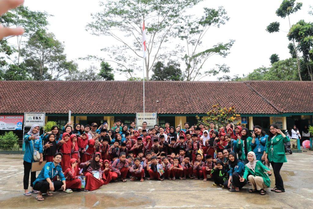 Read more about the article Communication Care 2024: Mahasiswa Ilmu Komunikasi UNAS Dukung SDGs di Desa Eureunpalay